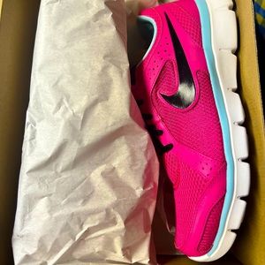 Nike women’s shoe size 10 new